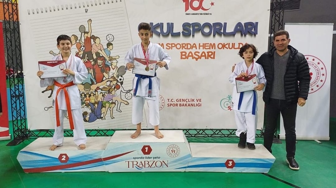 Okul Sporları Karate Yarışmasında Trabzon 3'üncüsü olduk